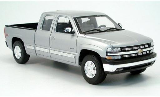 Chevrolet Silverado 1/18 Welly Ext. Cab silber 1:18 modellino in miniatura