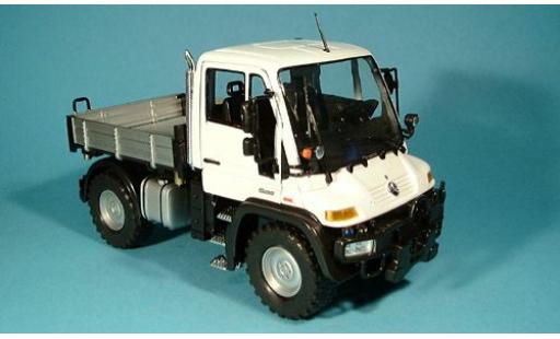 Mercedes Unimog 1/24 Welly U400 weiss 1:24 modellino in miniatura