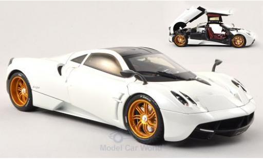 Pagani Huayra 1/18 Welly met.-bianco (GTA Edition) ohne Vitrine modellino in miniatura