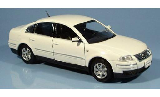 Volkswagen Passat 1/24 Welly Limousine weiss 2002 1:24 modellino in miniatura