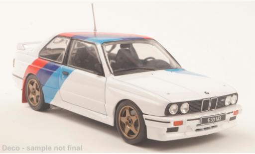 Bmw M3 1/24 WhiteBox (E30) weiss/Dekor 1989 1:24 modellino in miniatura