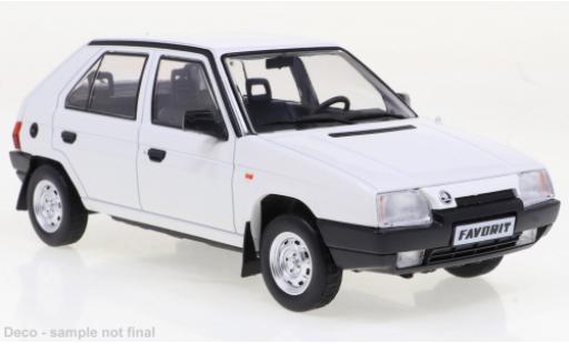Skoda Favorit 1/24 WhiteBox bianco 1989 modellino in miniatura
